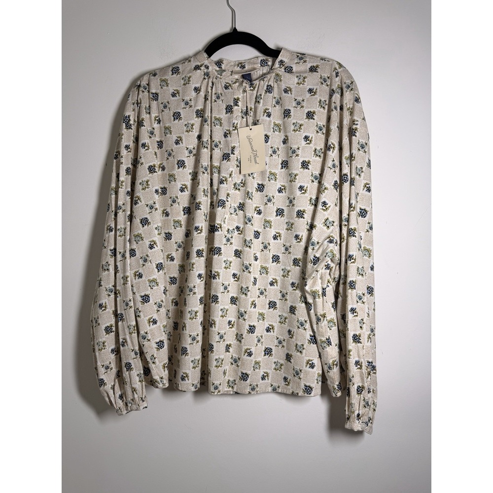 Universal Thread Women's blouse Cream Blue floral On a Checkered Print Medium